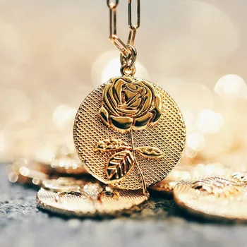 Изящная круглая монета с резным цветком, подвеска в виде Маргаритки и Лотоса, ожерелье для женщин, Винтажная цепочка золотого цвета, Месяц рождения, цветочные украшения, подарки Изображение