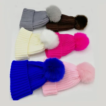 Новые Модные детские утепленные ветрозащитные шапки с помпонами для девочек и мальчиков, Теплая зимняя вязаная шапка для катания на лыжах, Милая детская шапочка-бини Изображение